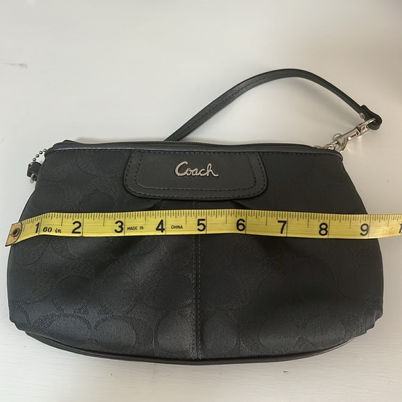 Coach Wristlet Excellent Condition - Picture 7 of 9